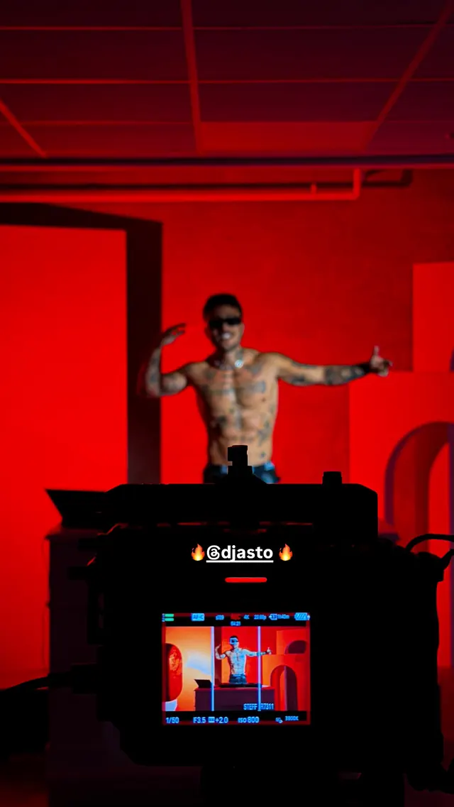 Sesión de un DJ con luz roja, vista desde la cámara