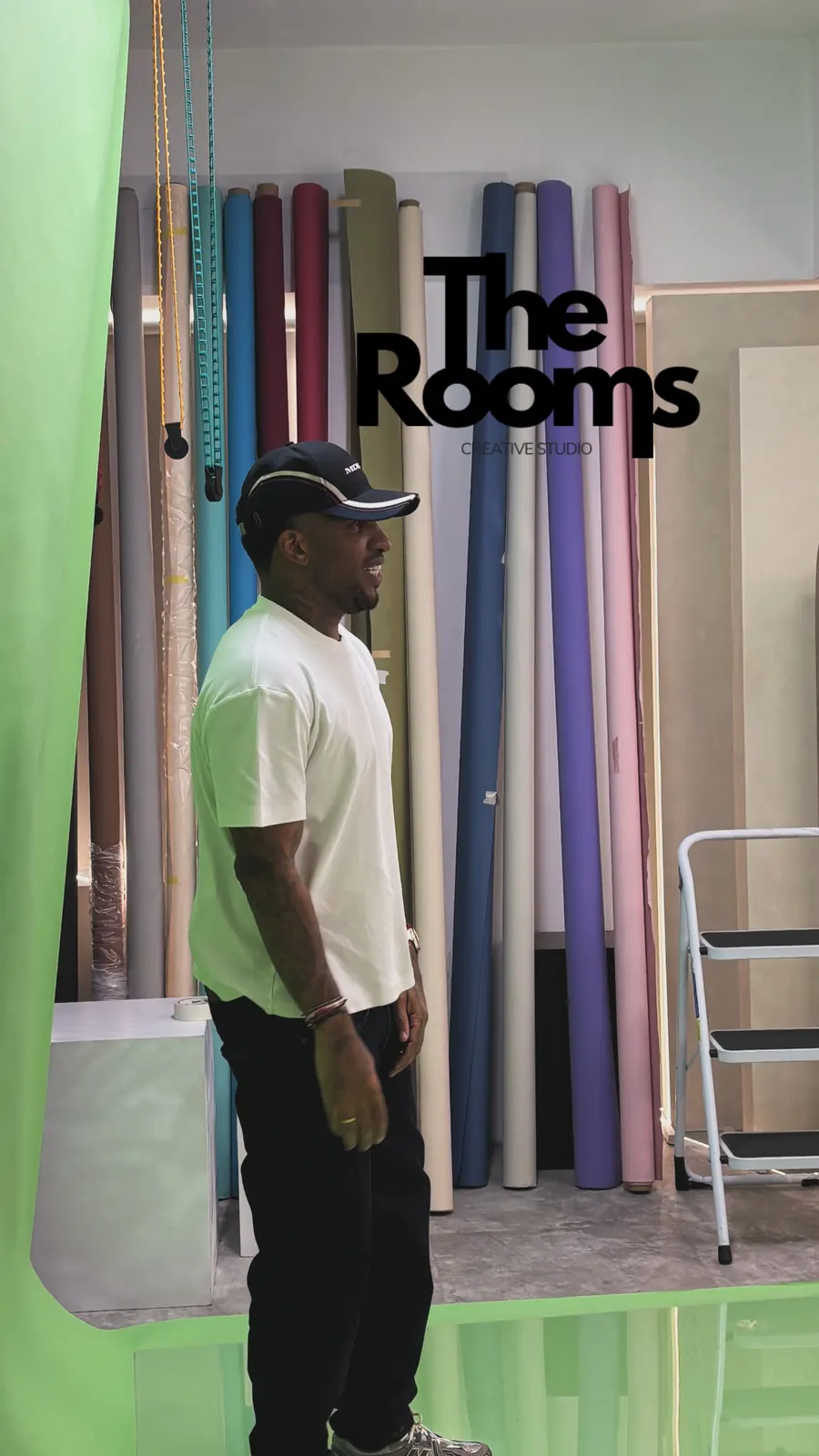 Jefferson Farfán en una sesión frente a los rollers de color del Wall Room