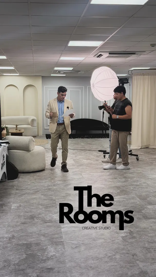 Grabación con un presentador de saco beige en el estudio