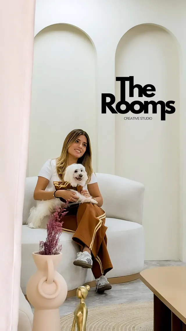 Clienta con su perro en el sillón boucle frente a los arcos