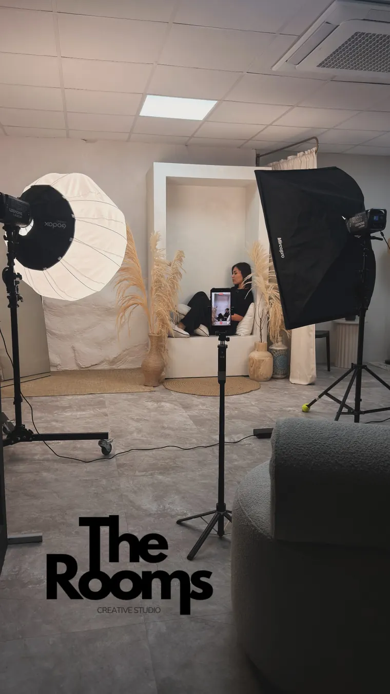 Grabación con celular en trípode y softboxes en un set del estudio
