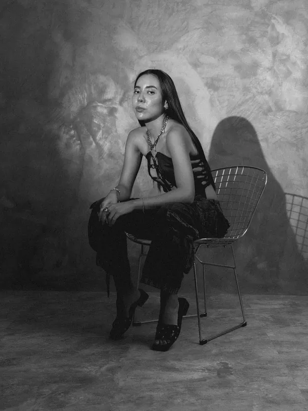 Retrato en blanco y negro hecho en el estudio