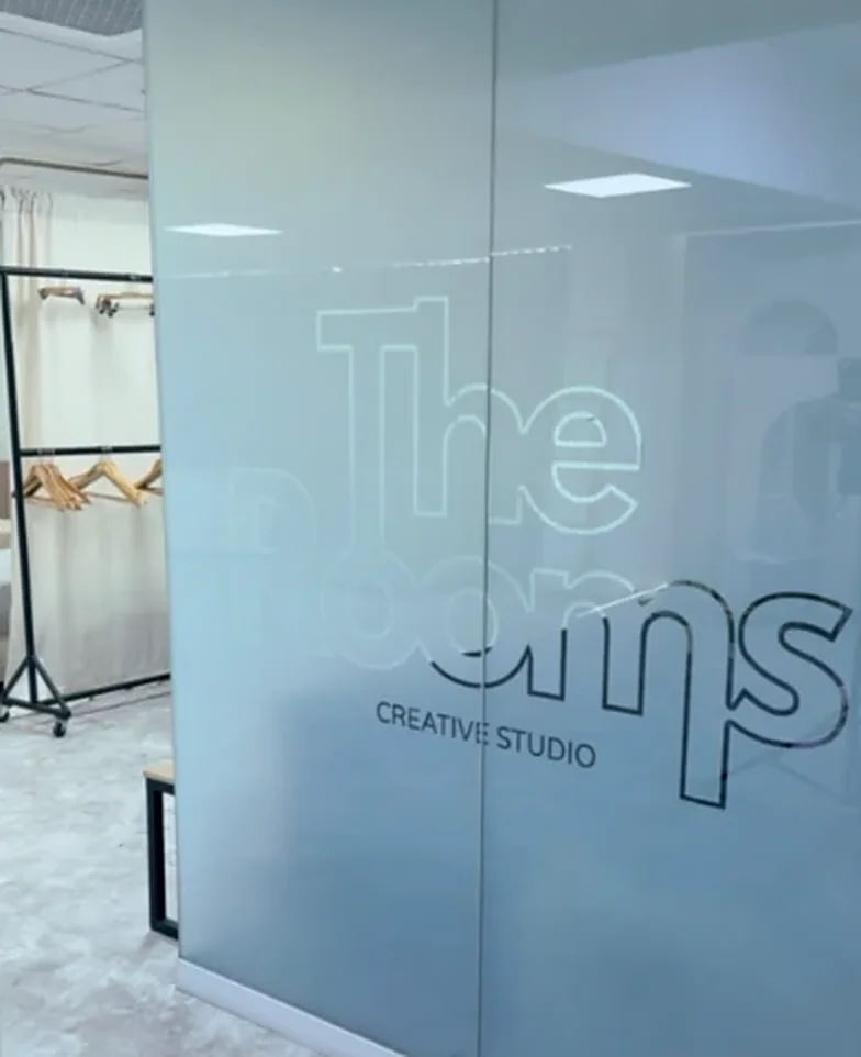 Puerta de vidrio con el logo de The Rooms