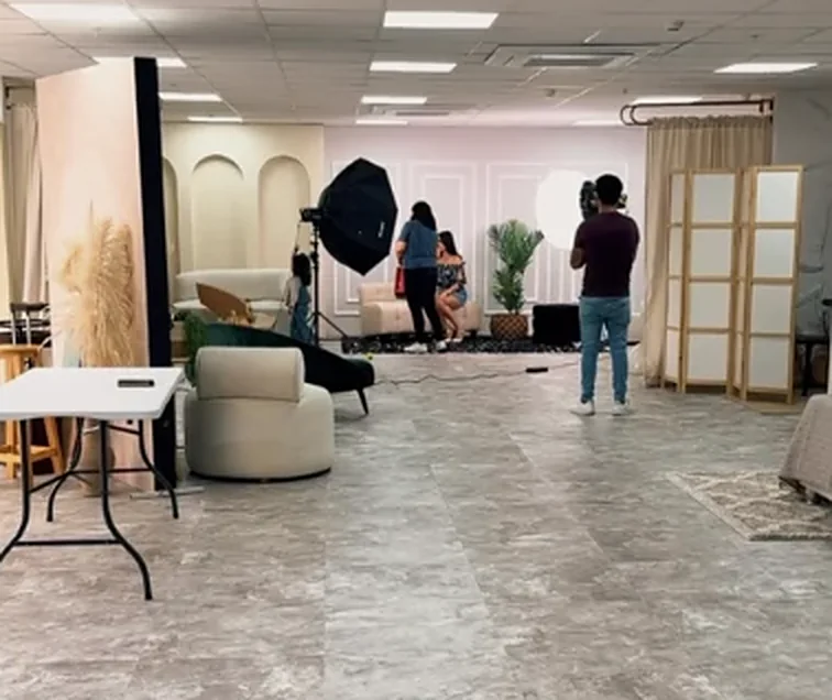Equipo de video grabando en el estudio
