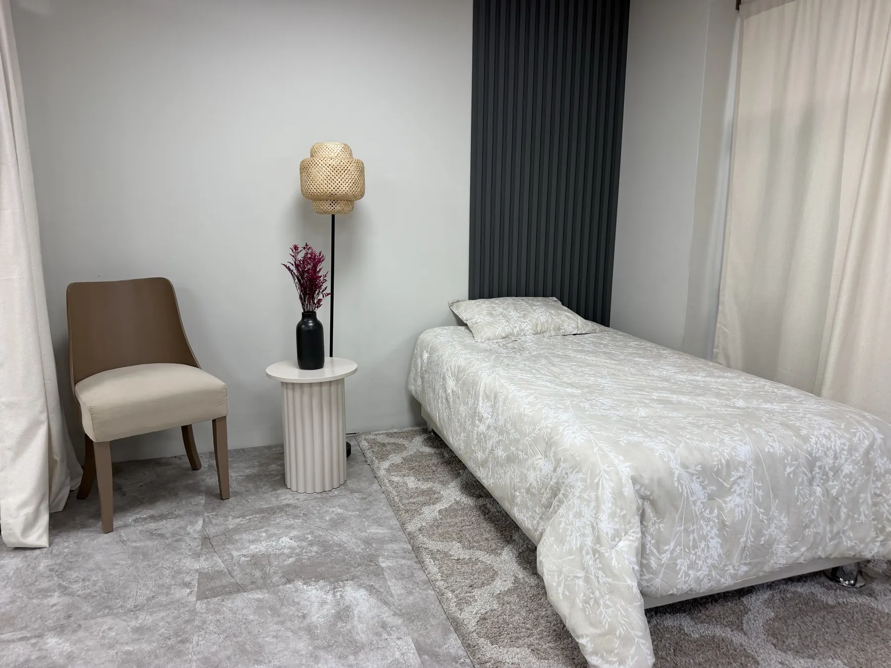 Bed Room minimalista con cama, silla, lámpara y panel de listones