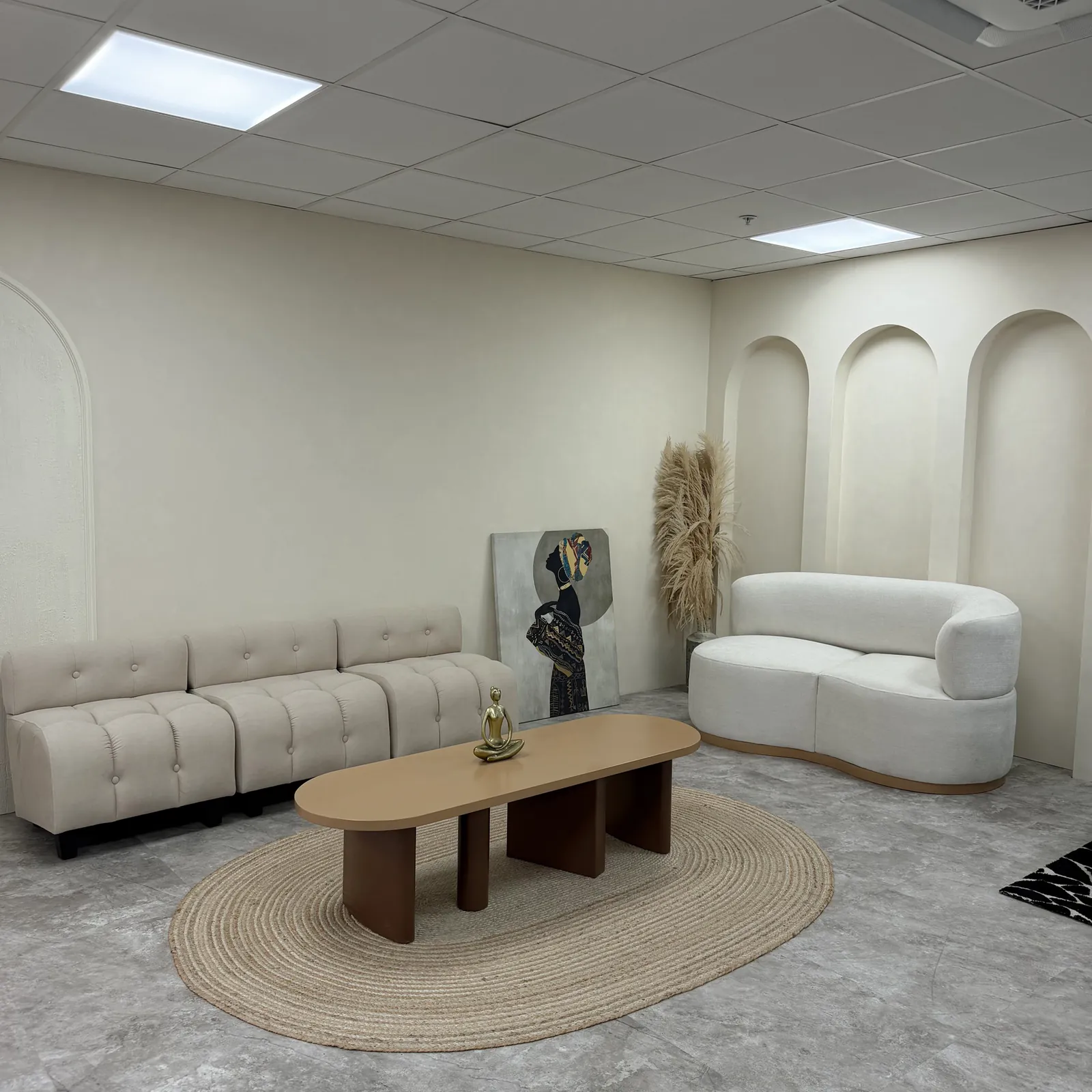 Beige Room con arcos escultóricos, sofá modular y mesa de madera