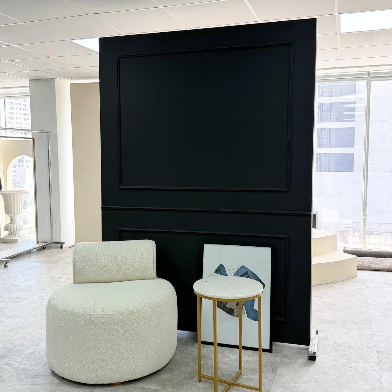 Panel Room con panel negro y sillón boucle