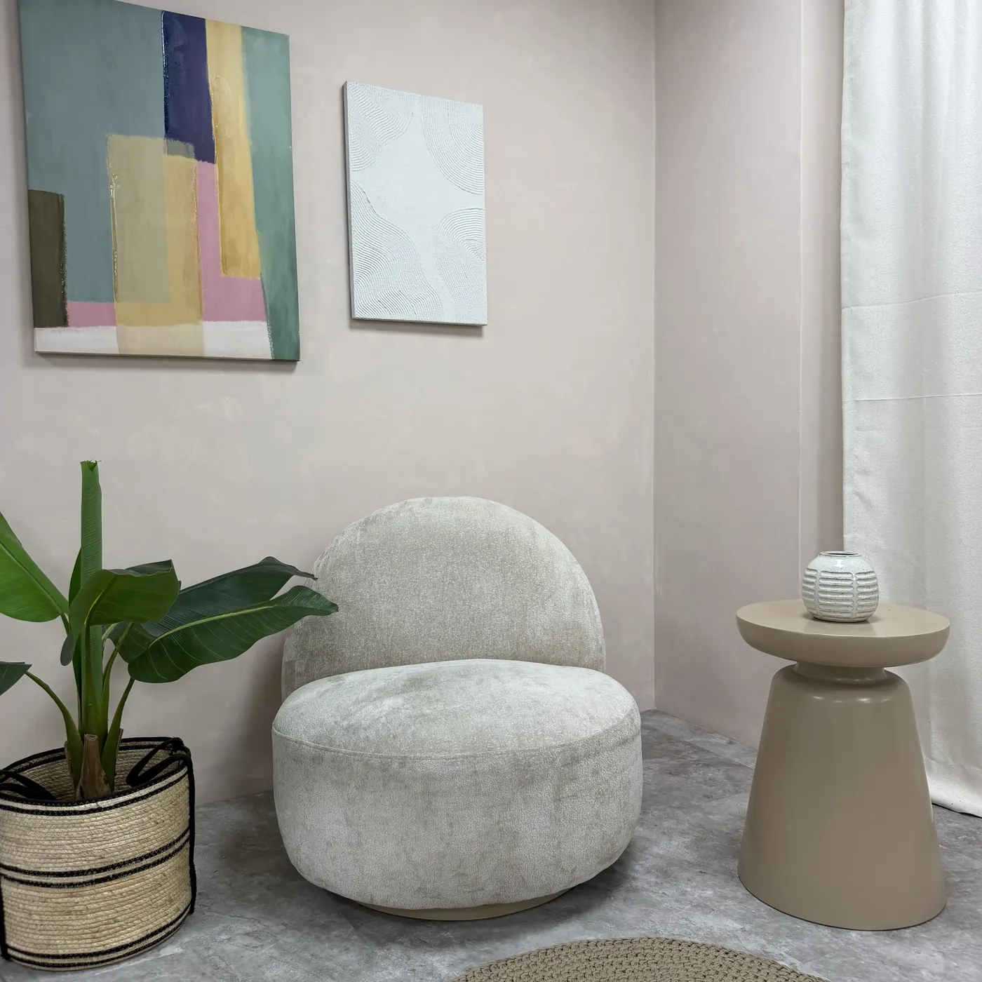 Pink Room con pared rosada, sillón boucle y cuadros