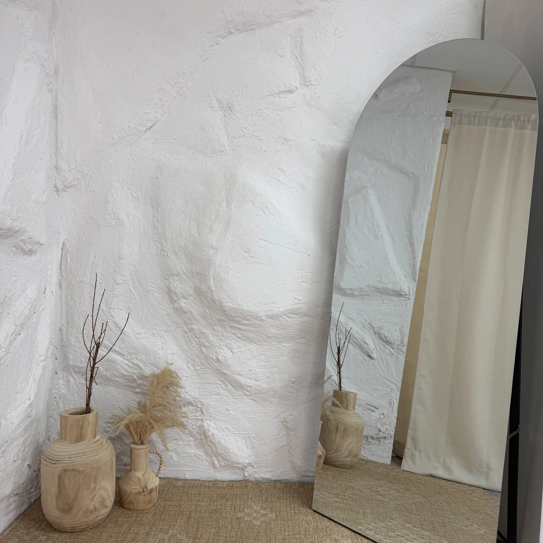 Stone Room con mural de piedra clara y espejo en arco